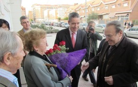 Manolo Escobar visita a los mayores de la residencia Amma Alcorc�n