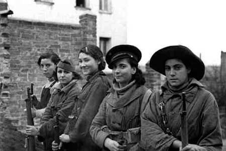 La exposición 100 años en femenino llega al conde duque de Madrid