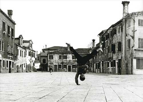 La exposición 'playgrounds. reinventar la plaza' aterriza en el Reina Sofía