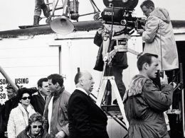 'Hitchcock, más allá del suspense', una exposición sobre el genio del cine