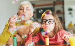 Guía de supervivencia para abuelos: actividades para disfrutar con tus nietos