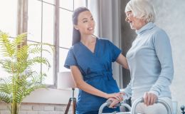 Mi madre se ha roto la cadera y ya no puede vivir sola. ¿Qué podemos hacer?