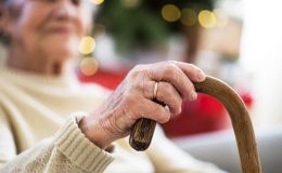 Claves para afrontar la soledad en Navidad de las personas mayores