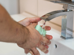 ¿Lavarse en exceso las manos puede causar una dermatitis irritativa?