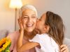 Beneficios de los besos para las personas mayores