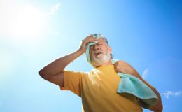 8 errores frecuentes ante una ola de calor que ponen en riesgo a los mayores