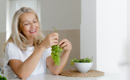 ¿Por qué deberías comer uvas si tienes más de 50 años?