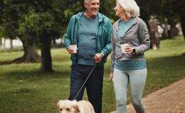 La regla del 6-6-6: la caminata que está transformando la vida de muchos mayores de 60 años