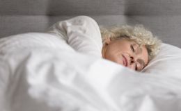 Lo que haces mientras duermes podría evitar un infarto tras los 50