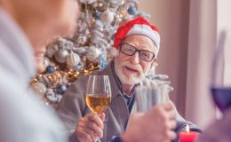Así sufren las personas mayores con demencia en Navidad y cómo evitarlo