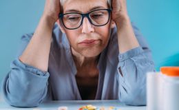 ¿Y si me la he tomado dos veces? El peligro silencioso de duplicar la medicación a partir de los 65