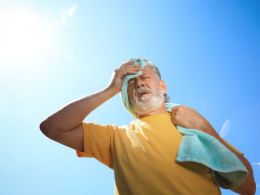8 errores frecuentes ante una ola de calor que ponen en riesgo a los mayores