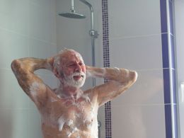 Consejos para evitar resbalones y caídas en el baño en personas mayores