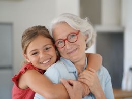 Visitar a tu abuela una vez al mes le alarga la vida