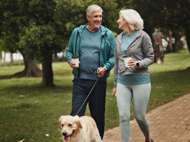 La regla del 6-6-6: la caminata que está transformando la vida de muchos mayores de 60 años