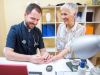 ¿Un pinchazo para detectar Alzheimer? El avance que abre esperanza y dudas