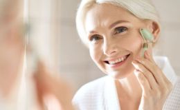 Piel sensible en personas mayores: cómo elegir cosméticos suaves y evitar irritaciones