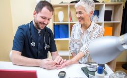 ¿Un pinchazo para detectar Alzheimer? El avance que abre esperanza y dudas