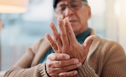 ¿Por qué el párkinson golpea más a los hombres? El cerebro acaba de revelar una diferencia que llevaba años oculta