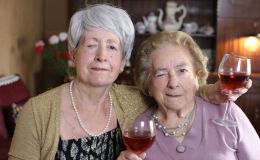 ¿Una copa de vino al día después de los 60? El hábito que parecía saludable y que la ciencia vuelve a cuestionar
