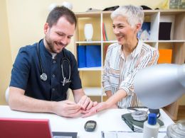 ¿Un pinchazo para detectar Alzheimer? El avance que abre esperanza y dudas