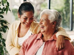 Cuidados a domicilio para personas mayores: un apoyo también para quien cuida