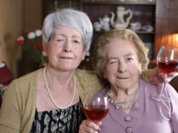 ¿Una copa de vino al día después de los 60? El hábito que parecía saludable y que la ciencia vuelve a cuestionar