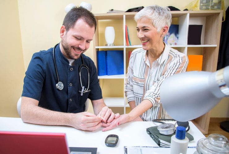 ¿Un pinchazo para detectar Alzheimer? El avance que abre esperanza y dudas