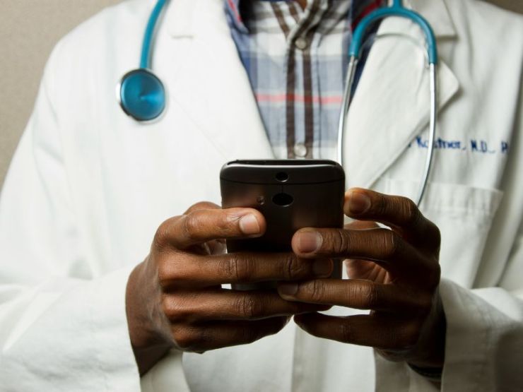 ¿Buscas consejos médicos online? 8 claves para proteger tu salud y tu privacidad