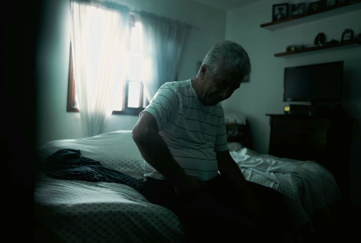 ¿Te levantas varias veces por la noche para ir al baño? El problema que parece normal y no siempre lo es