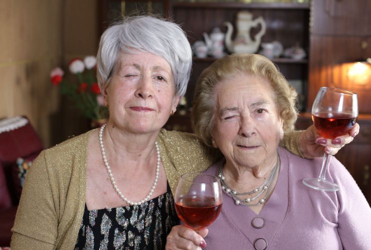 ¿Una copa de vino al día después de los 60? El hábito que parecía saludable y que la ciencia vuelve a cuestionar