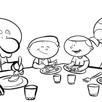 Colorea abuelos con sus nietos sentados en la mesa comiendo