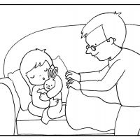 Abuelo tapando con una manta a su nieta en el sofá