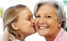 Nieta dando un beso a la abuela