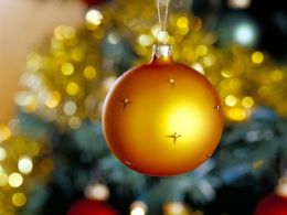 Bola de navidad en el árbol