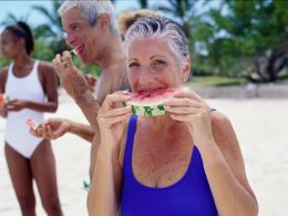 Mujer de vacaciones en la playa