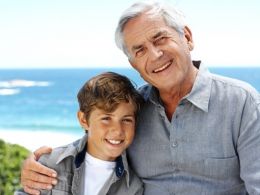Abuelo y nieto en la playa
