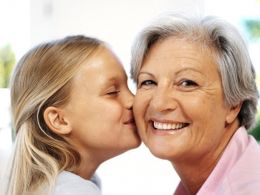 Nieta dando un beso a la abuela