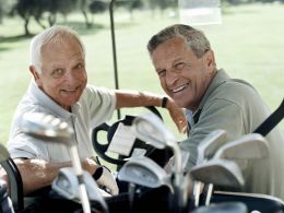 Amigos jugando al golf