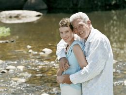 Pareja en un río