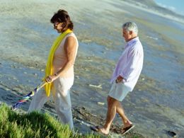 Pareja paseando por la playa