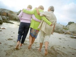 Amigas paseando por la playa