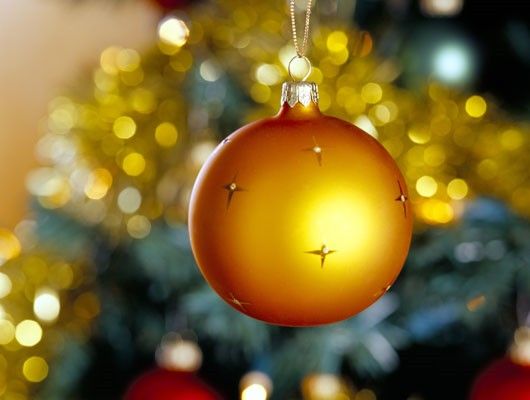 Bola de navidad en el árbol
