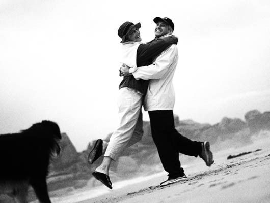 Pareja en la playa en blanco y negro