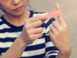 Cómo curar un corte en el dedo