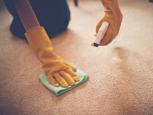 Trucos de la abuela para quitar manchas de las alfombras o moquetas