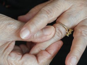 El truco de la abuela para sacar un anillo atascado en el dedo