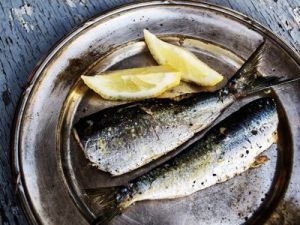 El truco para que tus manos no huelan a pescado