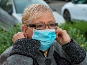 El truco más eficaz para que no se te empañen las gafas con la mascarilla