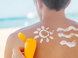 Trucos para ponerte la crema solar de manera eficiente